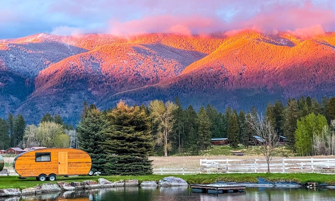 Columbia Falls Cabin | Dinette Roaming Cabin — Sleeps 3