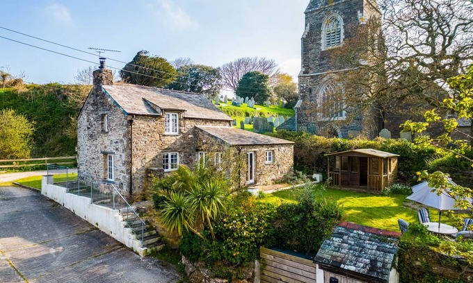 St Minver Cottage | DINGLES COTTAGE, pet friendly, with a garden in Rock