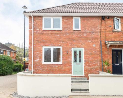 Bristol House | Dings House With FREE Parking In Super Central South West City Location By StayStaycations