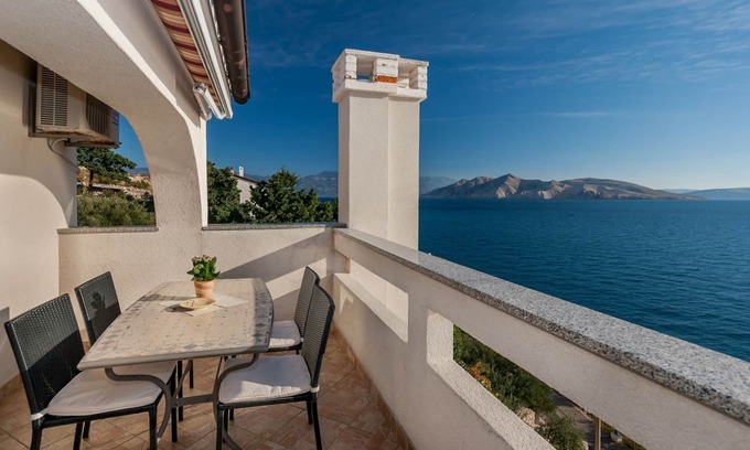 Baska Apartment | Directly by the sea