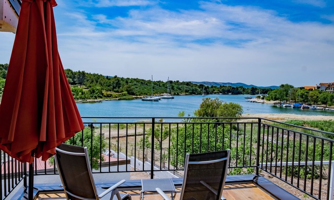 Bilice House | Directly on the water, with BOATSANLEGER! 3 separate apartments! Ideal for 6-8 pers.
