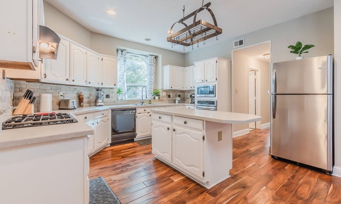 Allen House | Discount Included! Stunning, Modern, Spacious Getaway Fits Any Group, 2 Game Rooms, Hot Tub 5 Bedroom Home by Redawning