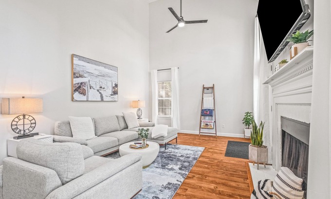 Malbis House | Discover Daphne's mystery cottage: Golf Course, Yacht Club, pool retreat!