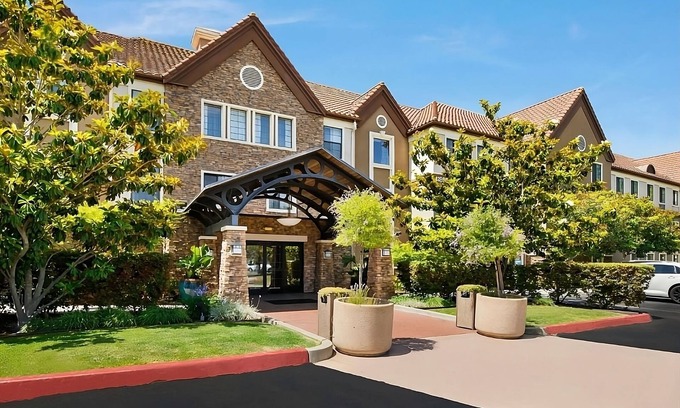 Carmel Mountain Ranch Hotel | Discover San Diego: Comfortable Suites w/Pool, Breakfast & Pet-Friendly Stay!