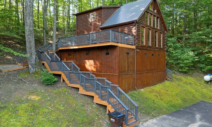 Slade Cabin | Discover Serenity at Hidden Ridge, Hot Tub, Satellite TV, firepit.
