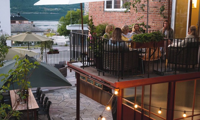 Andalsnes Villa | Discover the breathtaking beauty of Norway at Villa Romsdalen.