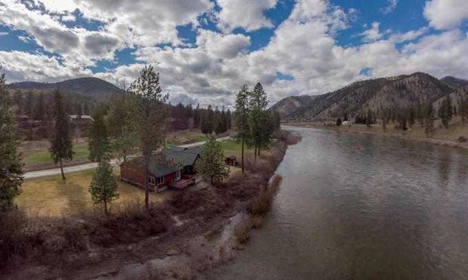 Superior Cabin | Discover tranquility in this upscale vacation rental nestled in Superior, MT