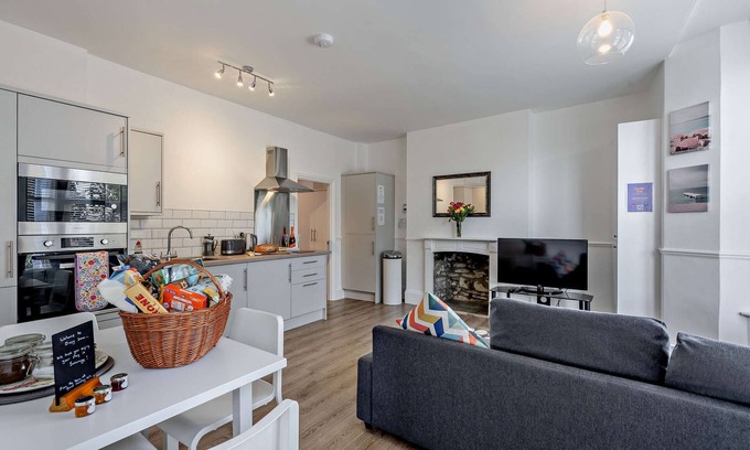 Swanage House | Dizzy Lows Modern 1 Bedroom Swanage Apartment with Bay Views