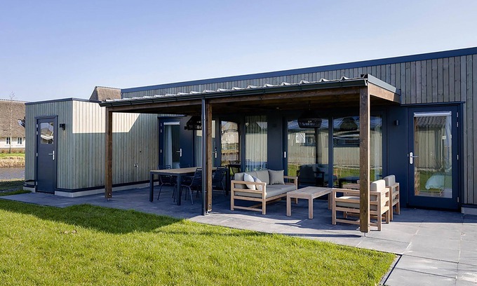 Delfstrahuizen House | Docklodge in Friesland with Private Mooring
