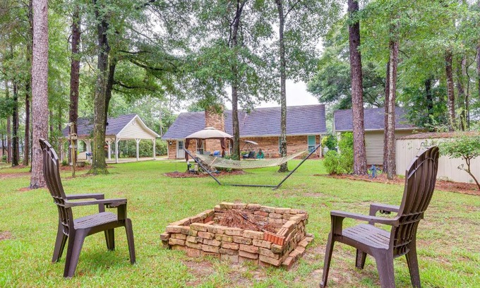 Semmes House | Dog-Friendly Alabama Retreat with Patio and Fire Pit!