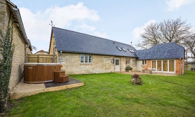 Faringdon Cottage | Dog friendly Cotswold cottage with a relaxing hot tub - Ivy Cottage