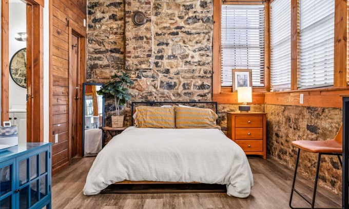 Luray Apartment | Dog-Friendly Downtown Studio — Walk to Park, Shops