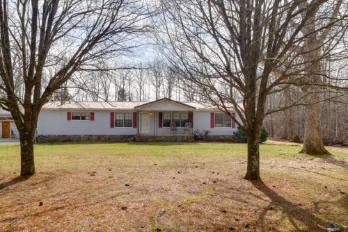 Rising Fawn House | Dog-Friendly Georgia Home with Grill and Fishing Pond!