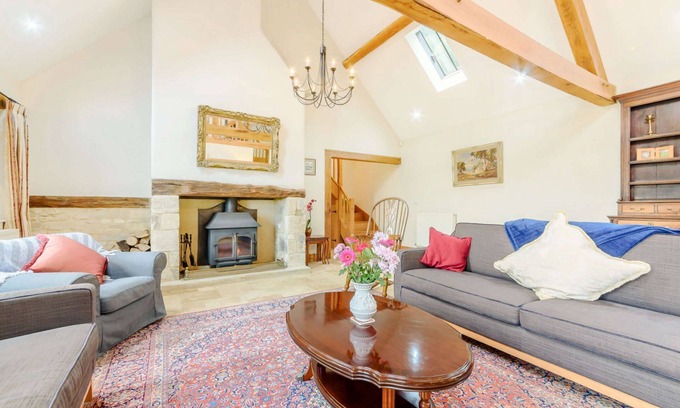Chedworth Cottage | Dog friendly holiday cottage in the Cotswolds with a hot tub - Owls Roost