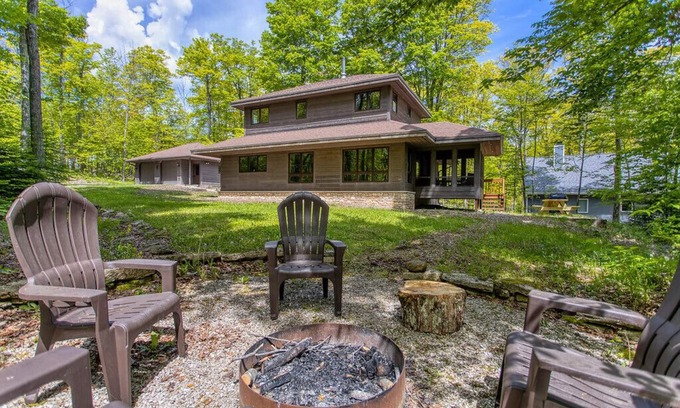 Jacksonport Cottage | Dog Friendly home near Cave Point County Park!