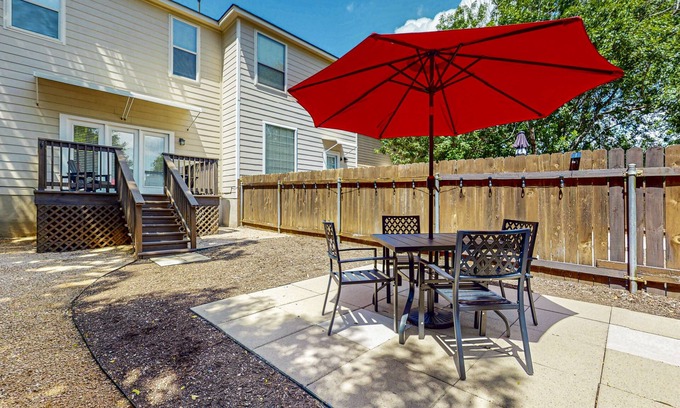 West Congress House | Dog-friendly house with enclosed backyard, W/D, close to Downtown Austin