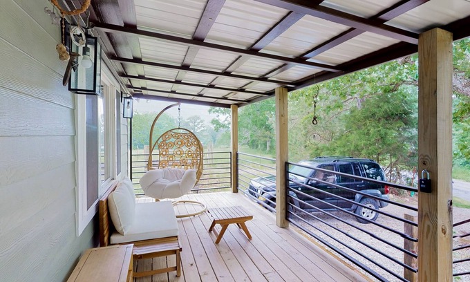 Eureka Springs House | Dog-friendly modern ranch home near Eureka Springs with firepit, patio & W/D