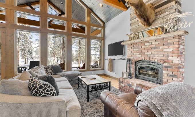 Pateros House | Dog-friendly mountain view home with wood fireplace, washer/dryer, & patio