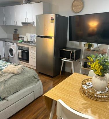 Halekulani Apartment | Dog friendly new humble abode In hotspot location