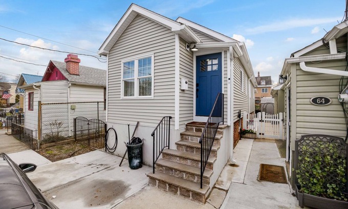 Usmma House | Dog-friendly Single-Family Home w Fenced Yard Washer, Dryer in NYC's "Nantucket"