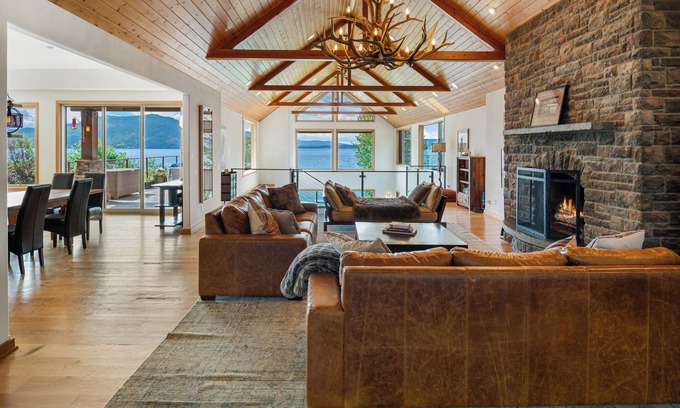 Ponder Point House | Dog Friendly Waterfront Estate | Sleeps 19!