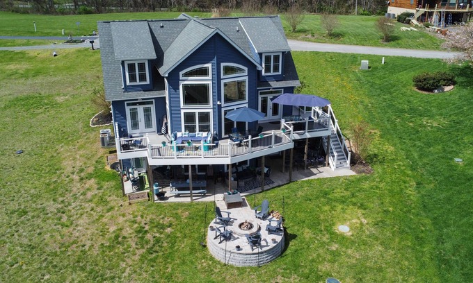 Mineral House | Dog friendly waterfront home restaurant boat rentals arcade putt putt ice cream