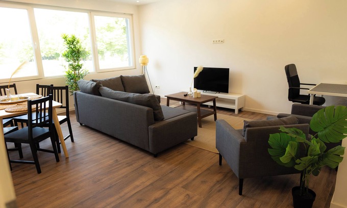 Innenstadt-Ost Apartment | Dohann2. Bright and open apartment close to the center with private parking space in front of the door