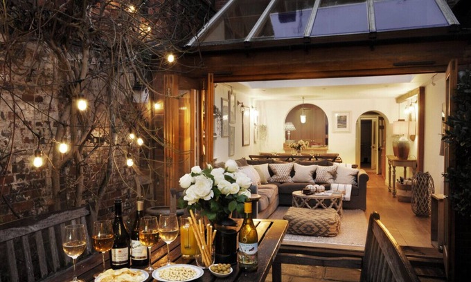 Henley-on-Thames House | Dolls House - Luxury Townhouse - From £400 Per Night