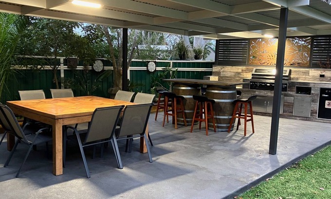 Callala Bay House | Dolphin Cove sleeps 6 close to bay