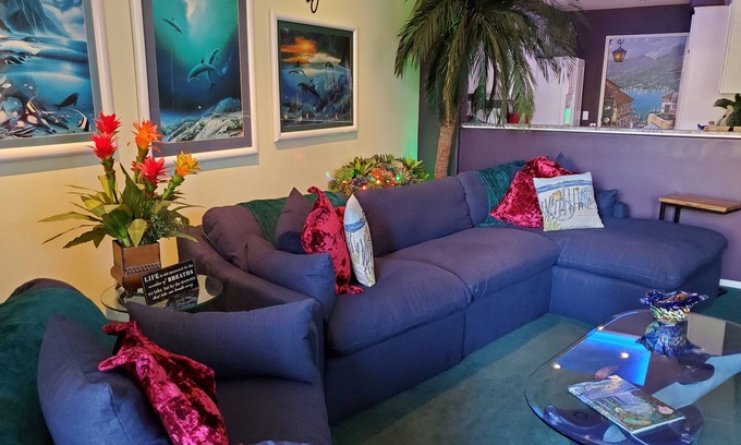 Westpark Condo | Dolphin Dynasty. Beautifully Decorated, Quiet, Wi-Fi, Pool and Tandum Bike