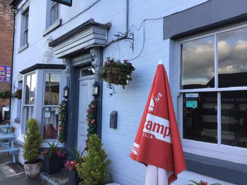 Llanymynech Bed & Breakfast | Dolphin Inn
