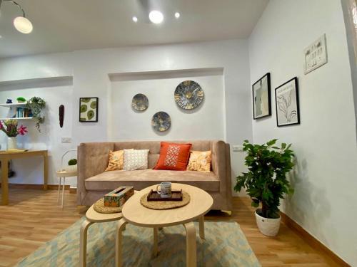 Pali Hill Apartment | Dom Lucia 201 Quiet and Cozy 1 BHK Bandra Ocean Side WIFI