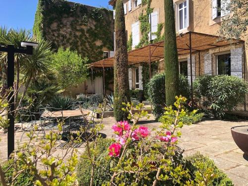 Entraigues-sur-la-Sorgue House | Domaine de la Dragonette Mas from the 18th century in the heart of Provence- Lubéron-Avignon