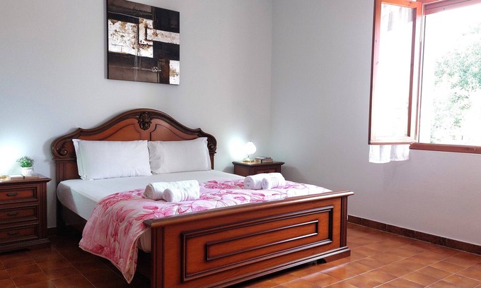 Olmedo Apartment | Domo de Istiu - Two Bedroom Apartment, Sleeps 5