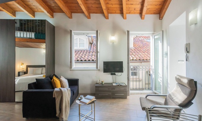 Como City Centre Apartment | Domus 4 in Como - Studio Apartment, Sleeps 4