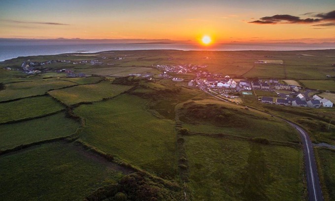 Doolin Cottage | Doolin Village L07 - a two story that sleeps 6 guests in 3 bedrooms