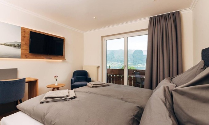 Steindorf am Ossiacher See House | Doppelzimmer mit Balkon und Seeblick - Familiengasthof Nindler