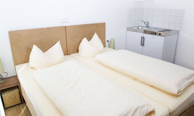 Asch Apartment | Doppelzimmer mit Küchenzeile