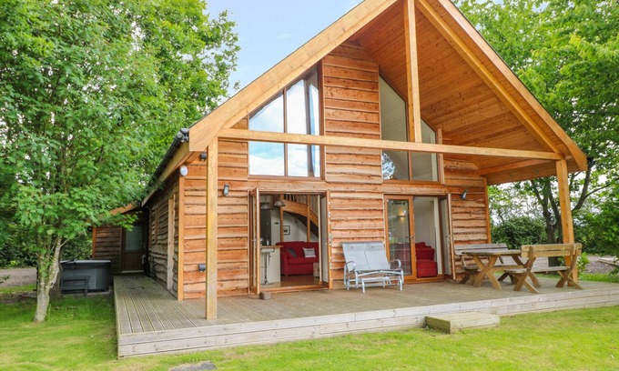 Thorpe On The Hill Cottage | DORADO LODGE, pet friendly, with hot tub in Thorpe-On-The-Hill