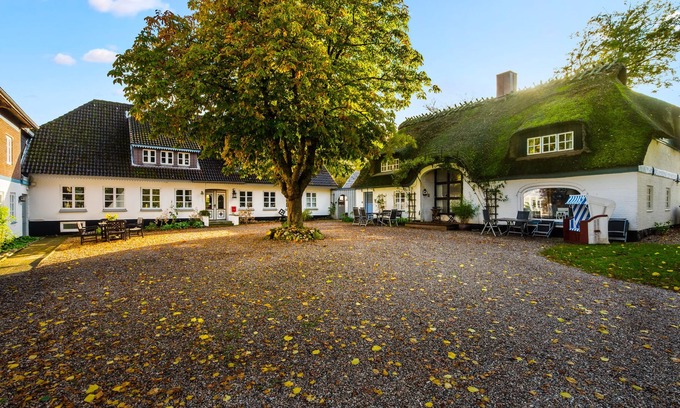 Steinberghaff Apartment | Dornröschen II - thatched roof house, terrace, garden furniture, shower bath, WLAN, TV