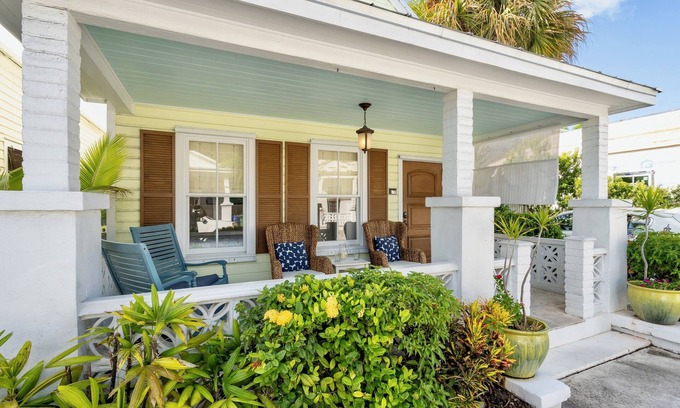 Uptown - Upper Duval House | *DOS CASITAS @ DUVAL* Old Town Cottage & Private Pool + LAST KEY SERVICES
