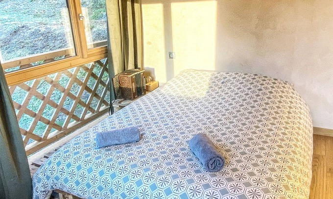 Entremont House | Double bed and breakfast with garden and mountain