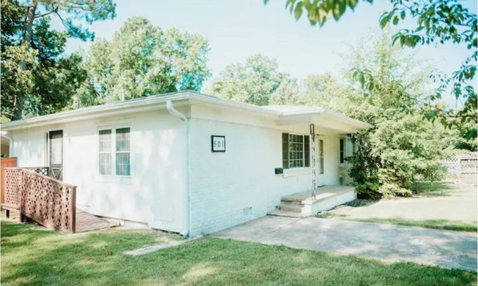 Jacksonville House | Double Diamond Rentals - Comfortable 4-bdr Home