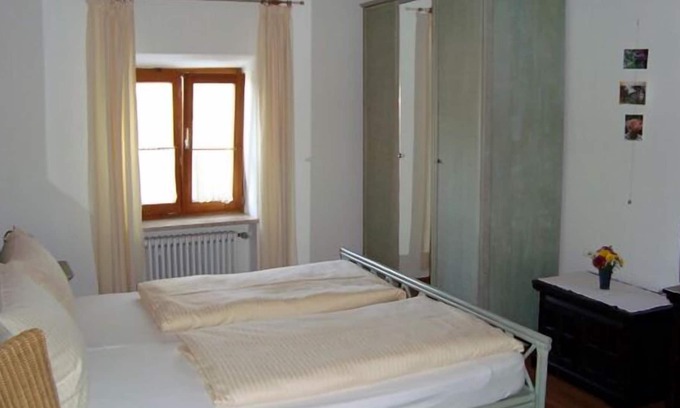 Neuoetting Apartment | Double room, bathroom with shower, separate toilet, upper floor, TV, WiFi, hair dryer, non-smoking
