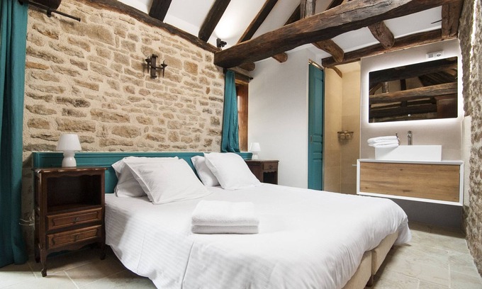 Eguilly Bed & Breakfast | Double room-Exclusive-Ensuite-Courtyard view-Maisonnette indépendante