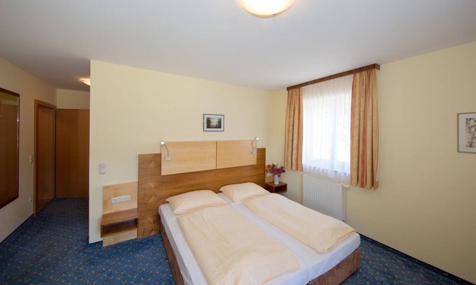 Sankt Martin im Muehlkreis House | Double room, shower, WC - Landhotel Gasthof Ernst