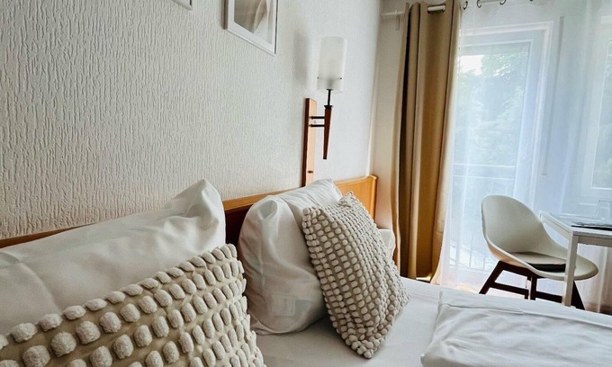 Walsheim Apartment | Double room-Standard-Private Bathroom-Courtyard view