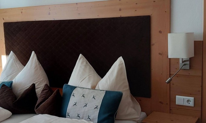 Faistenau Apartment | Double room with balcony and lake view - Haus Hirschpoint