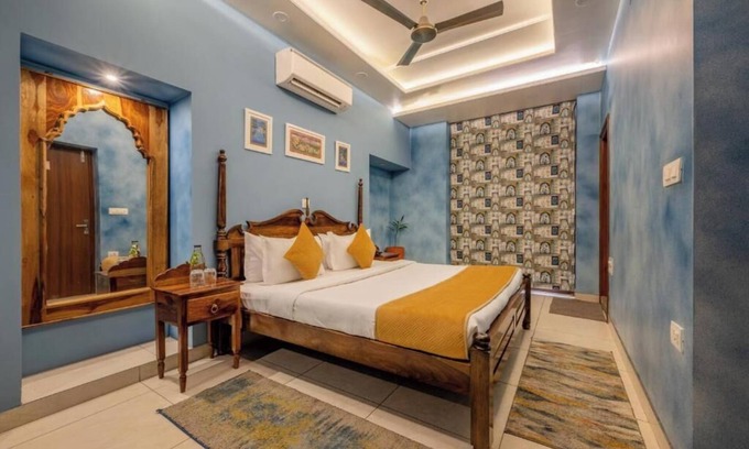 Panch Batti Apartment | Double Room with Balcony