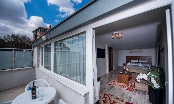 Emin Sinan Apartment | Double Room with Balcony and Sea View